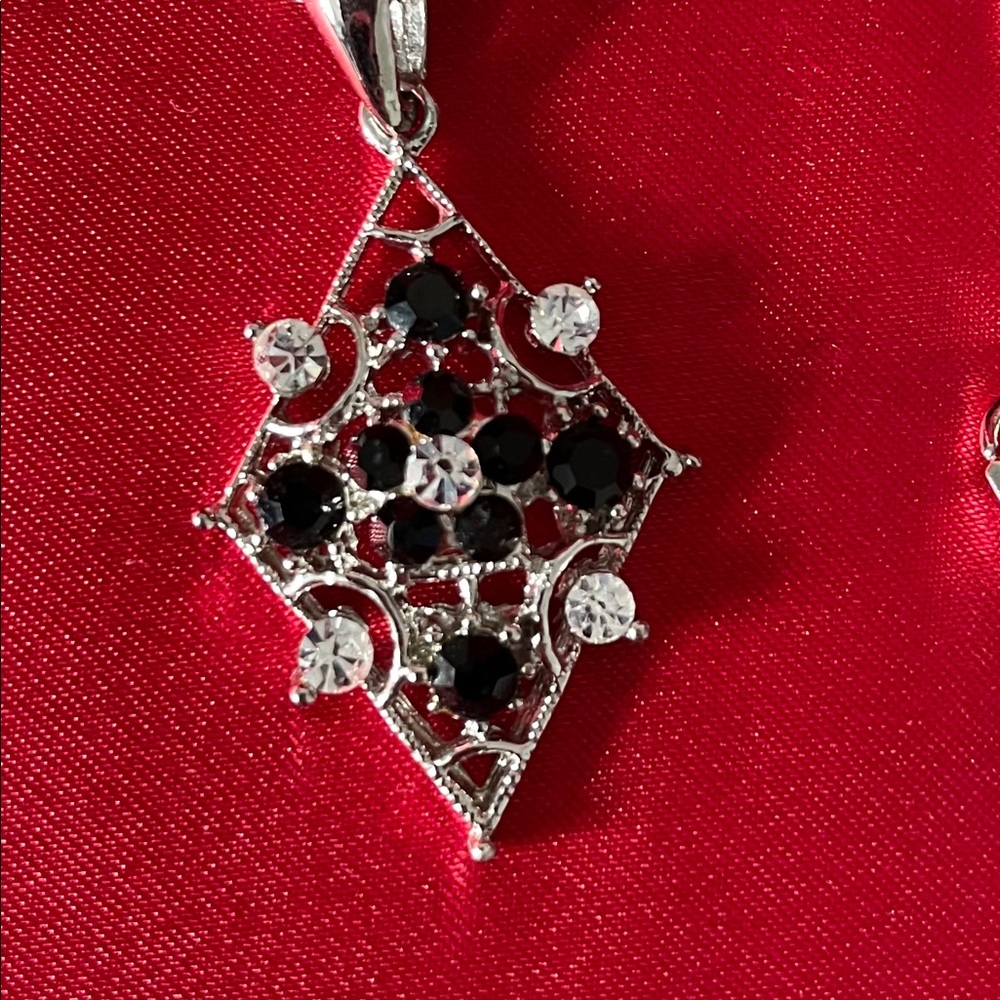 Black and clear rhinestone diamond shape necklace